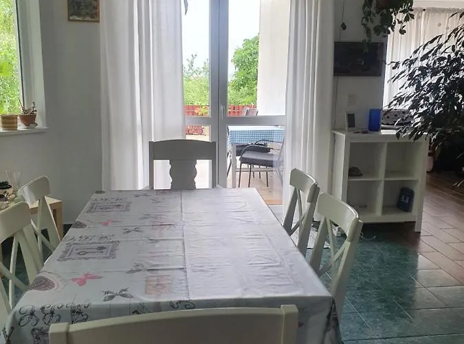 费赫尔罗萨公寓 *