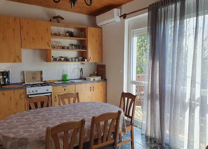 Feher Rozsa تشيرستوموي